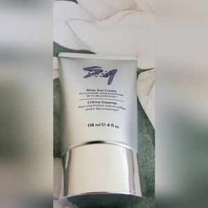 Monat Studio One blow out cream